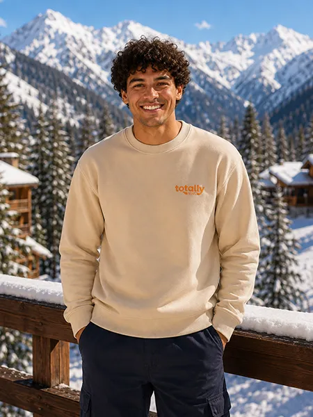 Man draagt beige Clasica sweater met bedrukking in de bergen