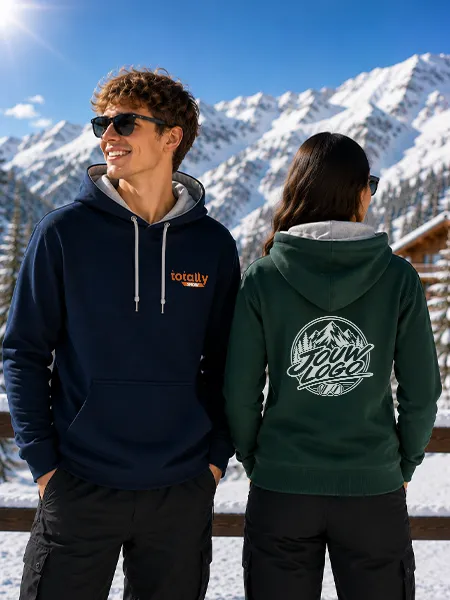 Vrouw draagt zwarte Urban hoodie met bedrukking in de bergen